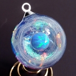 〈発光宇宙〉宇宙ガラス風ペンダント／宇宙玉レジン