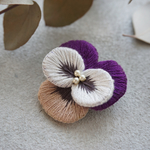 パンジーの刺繍ブローチ［紫×銀×銅］