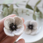 アネモネの刺繍ピアス［白鼠］