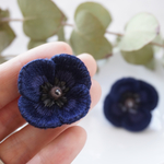 アネモネの刺繍ピアス［藍色］
