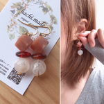 ピンクキューブのマーブルピアス