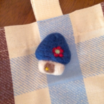 お花の青い屋根のおうちブローチ