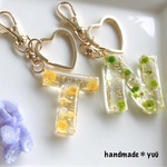 イエローグリーン系❁かすみ草の名入りイニシャルキーホルダー