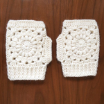 モヘアとメリノのモチーフハンドウォーマーBピンク