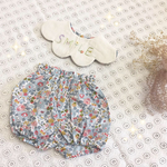 メッセージ花刺繍スタイ×リバティパンツ