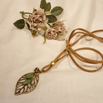 葉っぱ🍂と木の実のネックレス (革ひも)