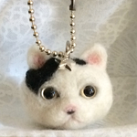 羊毛ニャンころキーホルダー【ブチ猫】