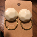 白いカボションとゴールドリングのピアス