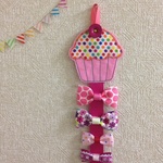カップケーキヘアクリップホルダー♫ お楽しみのリボンクリップ1つ付き C