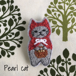 赤ずきんにゃんの刺繍ブローチ【ブリティッシュショートヘア】