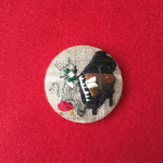 ピアノを弾く猫の刺繍ブローチ