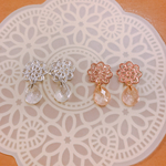 お花とクリアビーズのプチプラピアス
