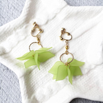 ぽわっと華やぐ花びら/Green イヤリング・ピアス