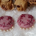 クラシックカラーのフェルトに刺繍したピアス/イヤリング