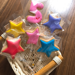 数字と星の棒付きクッキー
