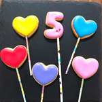 ハートと数字の棒付きクッキー