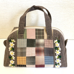 四角つなぎと羊毛刺繍のボストン型ポーチ(花)