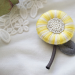 ふっくらお花の刺繍ブローチ［イエローミックス］