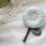 ふっくらお花の刺繍ブローチ ［紫陽花カラー］