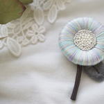 ふっくらお花の刺繍ブローチ［紫陽花カラー］