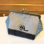 ねこ刺繍　大きく開くがま口ポーチ　牛じゃないもん。【チャリティ】