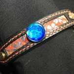 カスタムブレスレットBK-04　（金襴赤・黒、水紋ガラスコンチョ、真鍮ネジ２セット）