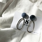 くすみブルー×変形シルバー ピアス