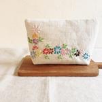 お花の刺繍のポーチ