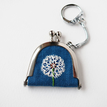 〈Ｂ級品〉綿毛の手刺繍ミニがま口