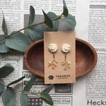 ビーズ刺繍・お花と小枝のピアス/イヤリング