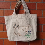 キュートなねこさんと花籠刺繍のトートバッグ