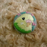 刺繍　セキセイインコ　ブローチ　くるみボタン　鳥