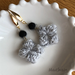 18KGPゴールド×羊毛フェルト＆グレーツイードのお花のフックピアス