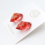 赤くきらめく鉱石ピアス - Scar Red-