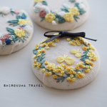 ミモザリースの刺繍ブローチ