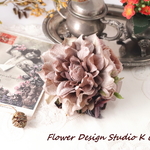 くすみピンクのエンボスダリアと薔薇のコサージュ（ヘッドドレス可）　ヘアクリップ　結婚式　フォーマル　お洒落　おでかけ　ベイクドカラー