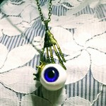 こっち見るなぁ～！追視する目玉のネックレス