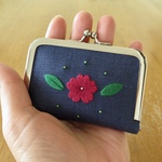  手刺繍のがま口ニードルブック〈赤いお花〉