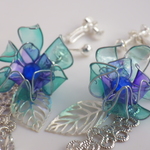青色透明可愛い幻想花のイヤリング(ピアス/カフ金具変更可）