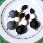 マットなモノトーンのイヤリング