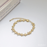 お花が連なるマットゴールドのブレスレット
