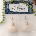 142 ベージュのミンクファーとつや消しゴールドボールのピアス