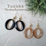 大ぶりオーバルリングのアクリルビーズにゴールドリングのピアス/イヤリング