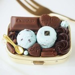 チョコミントアイスとミントマカロンのピルケース（キュービックジルコニア付き）
