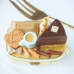 チョコレートケーキとラテのピルケース（ハートチャーム付き）