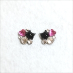 猫とハートの小ぶりなピアス（くろねこ・ピンク）