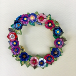 カラフルなお花のリースブローチ