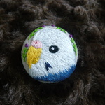 刺繍　セキセイインコ　ブローチ　くるみボタン　鳥