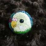 刺繍　セキセイインコ　ブローチ　くるみボタン　鳥