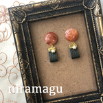 マーブルカボションとレザータッセルのピアス